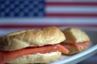 Bagel mit Frischkäse und Lachs
